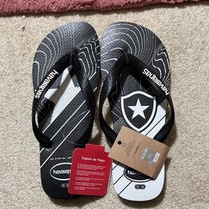 Havaianas Monochrome Graphic Flip Flops. NWT